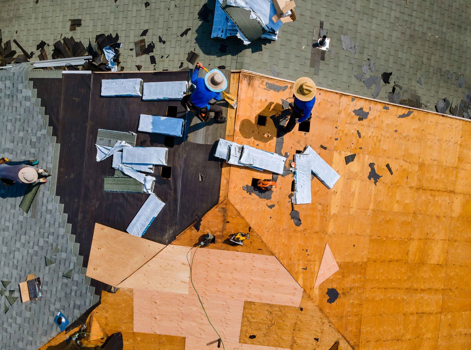 worker-hands-installing-bitumen-roof-shingle,jpg